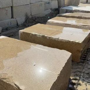 安庆 黄金麻方料堆场洗料分选中，原材料充足