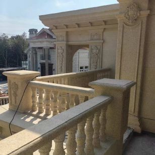 安庆 黄金麻别墅外墙干挂雕花配合阳台栏杆花瓶柱