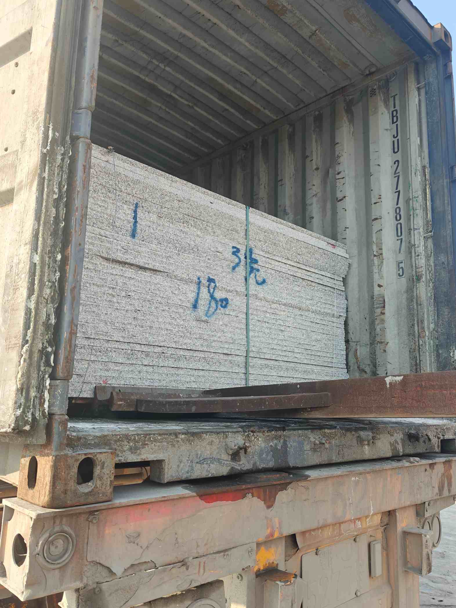 安庆 芝麻白花岗岩石材3.0公分光面毛板装柜出货