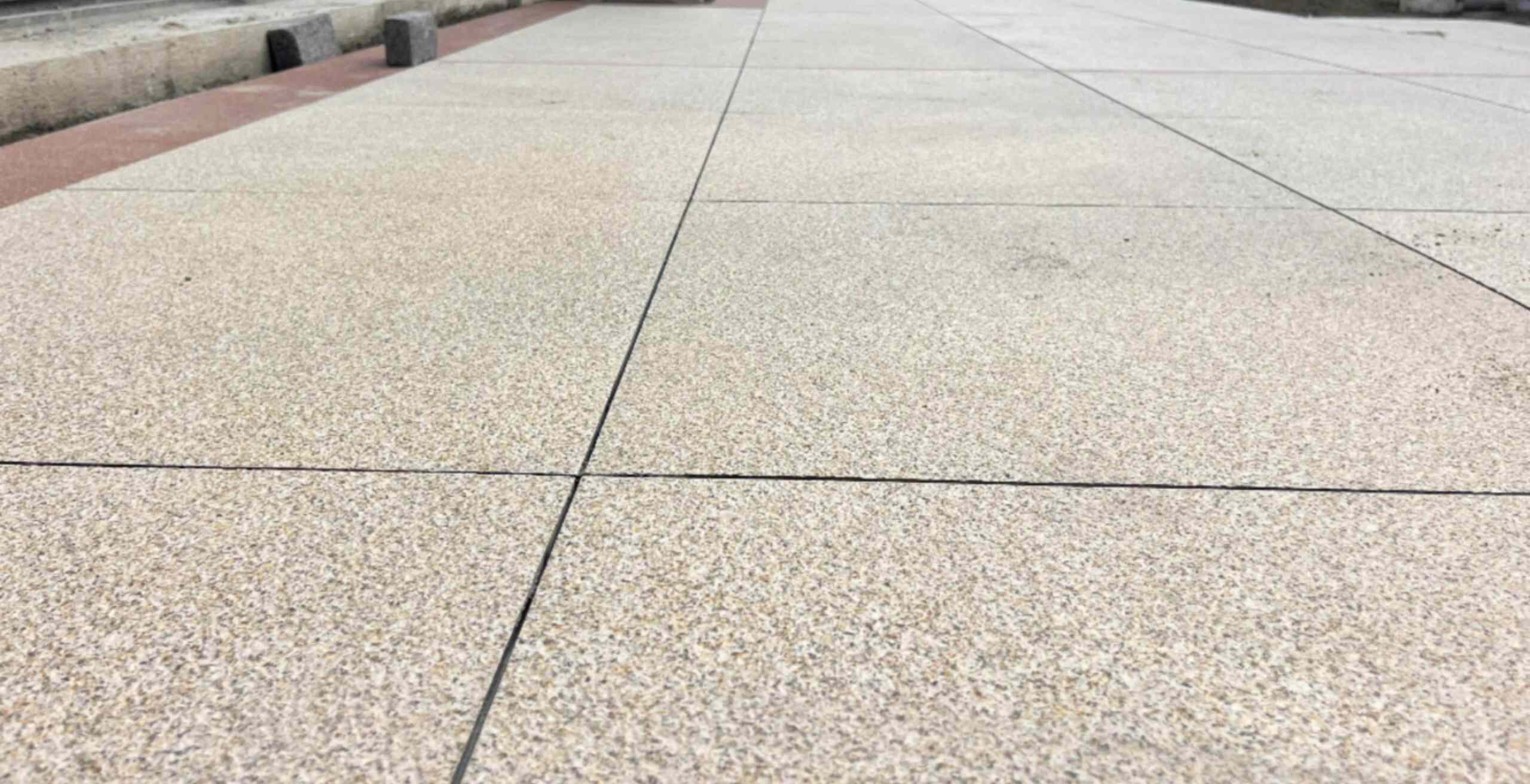 安庆 黄金麻花岗岩石板材荔枝面地面铺装效果