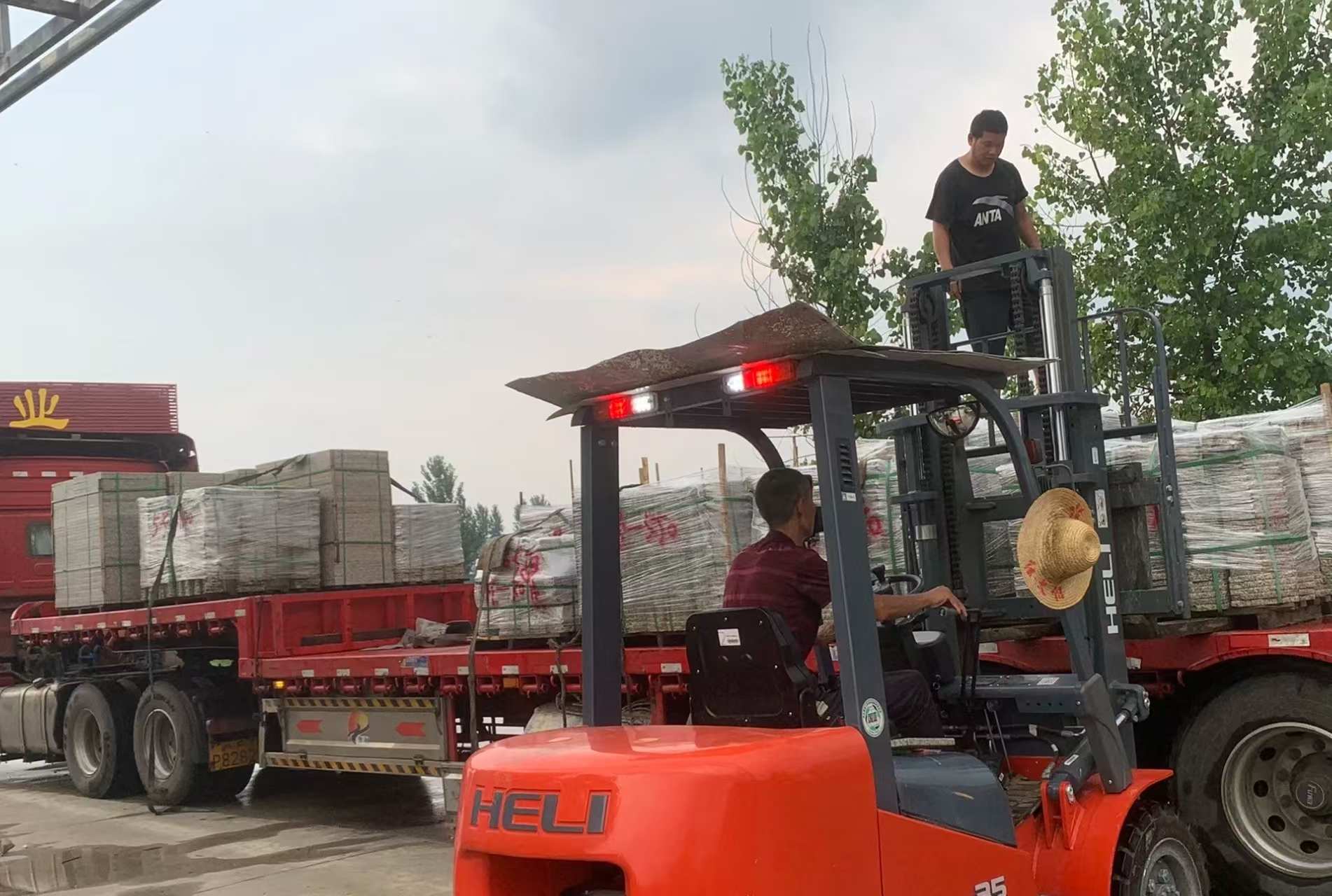 安庆 黄金麻冰裂纹，地铺石装车