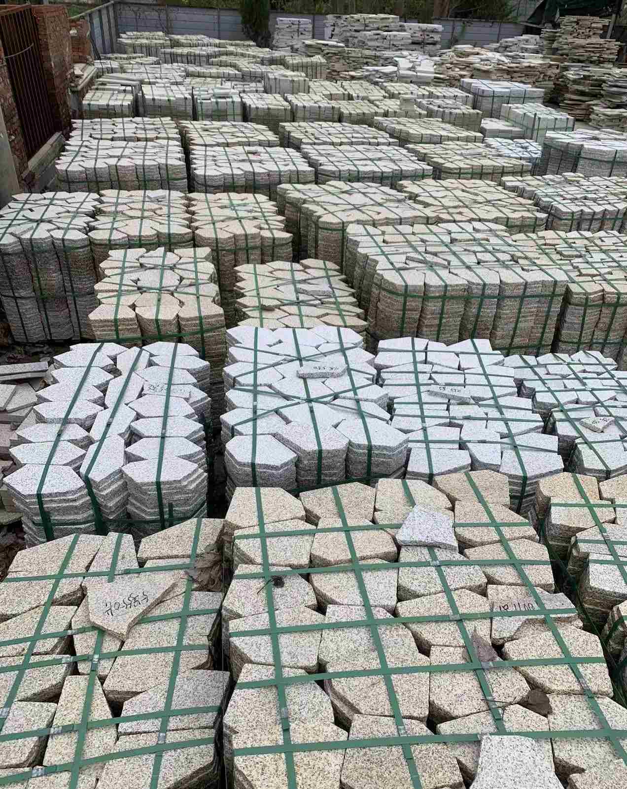 安庆 黄金麻白麻花岗岩荔枝面地铺石(冰裂纹)