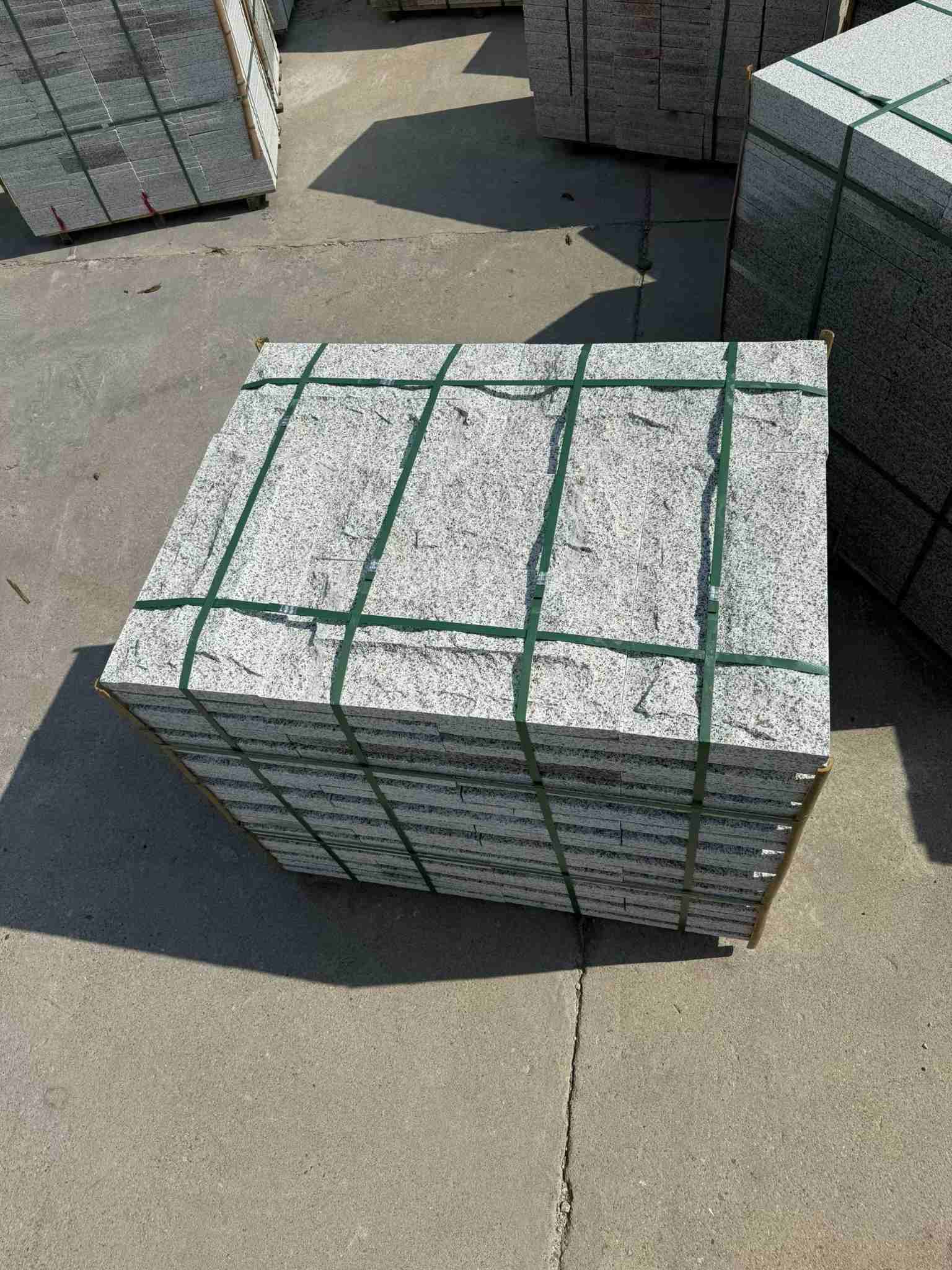 安庆 白麻花岗岩石材自然面蘑菇石成品