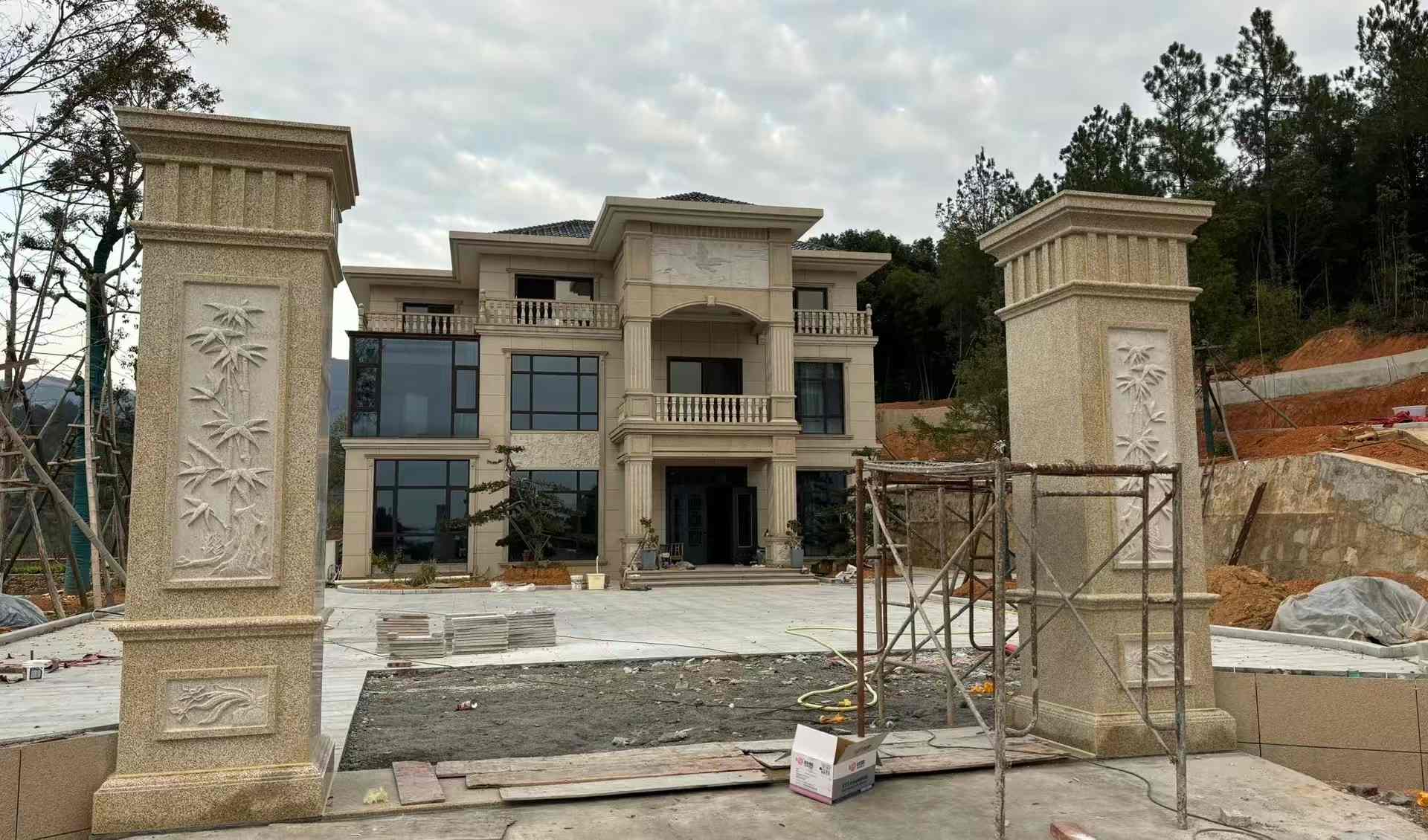 安庆 黄金麻花岗岩别墅雕花外墙干挂配上门口雕花罗马柱