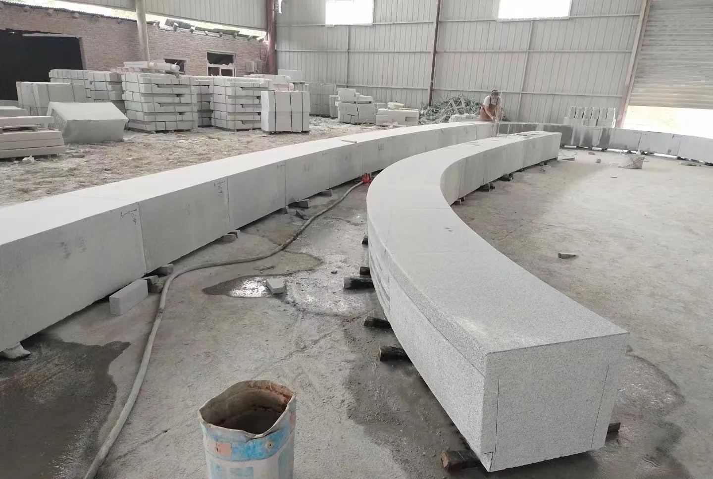 安庆芝麻白花岗岩石板材 园林光面弧形坐凳