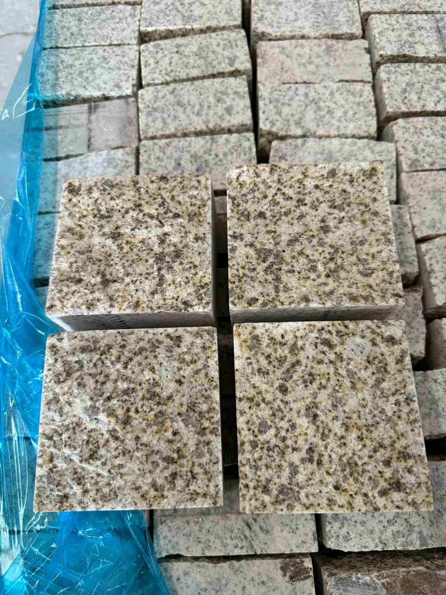 安庆 黄金麻花岗岩自然面小方块，弹石，马蹄石等