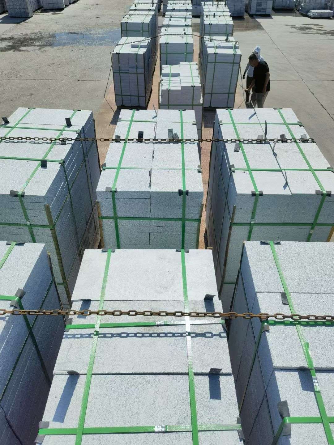 安庆 芝麻白花岗岩5公分地铺石 花岗岩厂家工厂装车日常