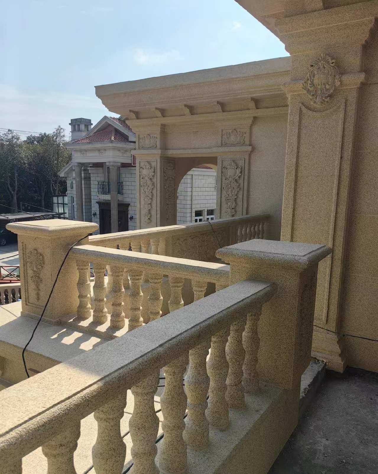 安庆 黄金麻别墅外墙干挂雕花配合阳台栏杆花瓶柱