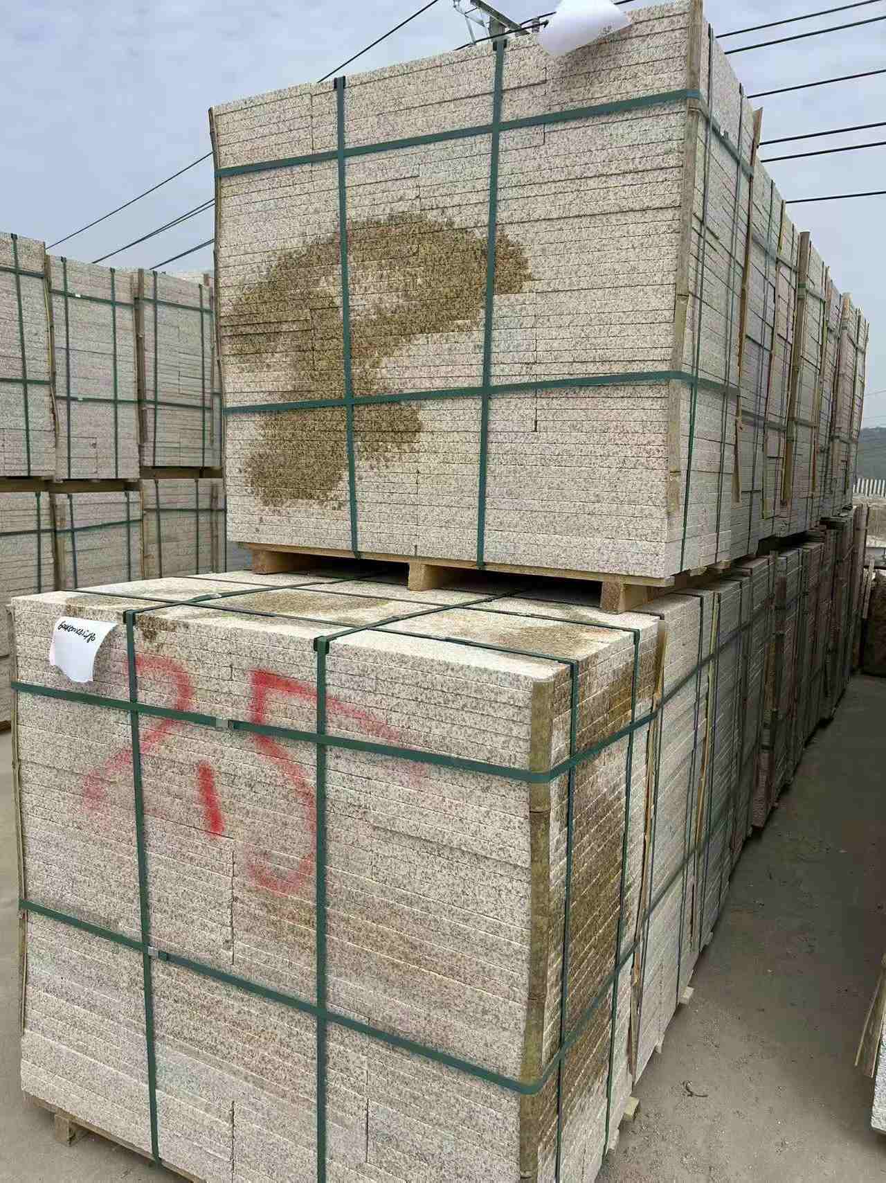 安庆 黄金麻花岗岩石材荔枝面地铺石2.5*300*600