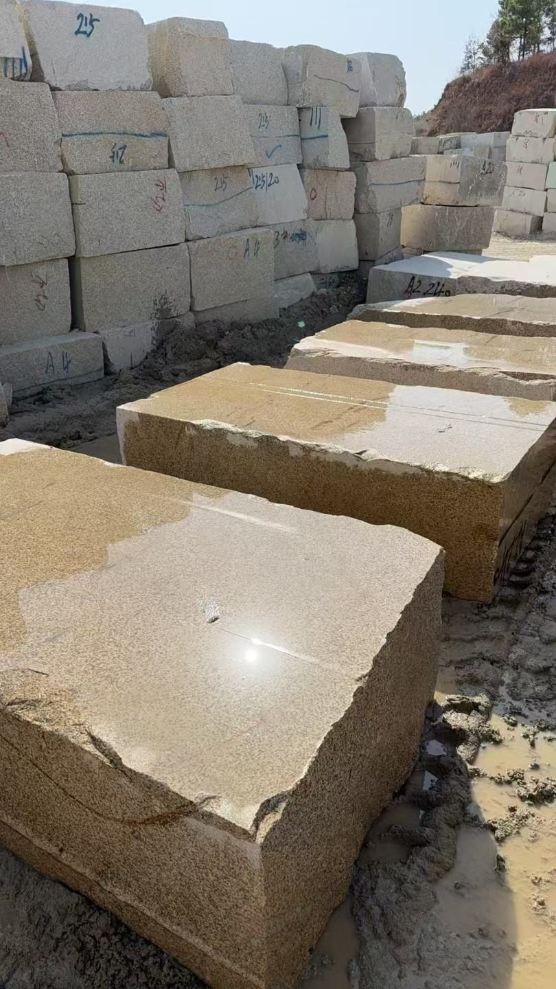 安庆 黄金麻方料堆场洗料分选中，原材料充足