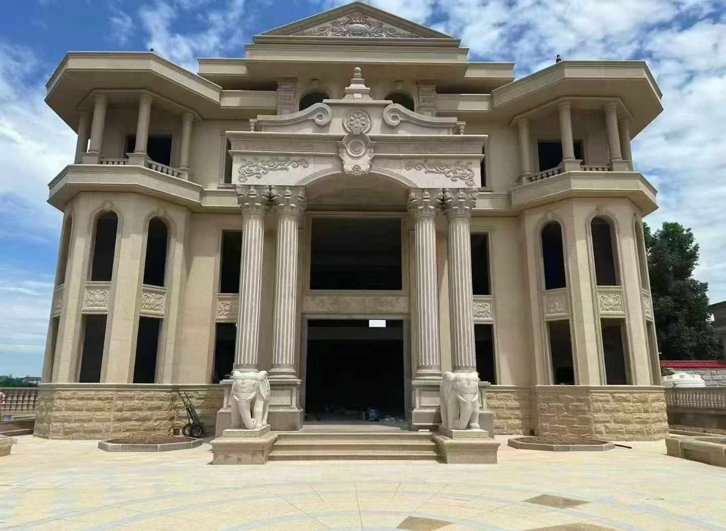 安庆 黄金麻别墅外墙干挂，大柱，大象，蘑菇石，雕花板