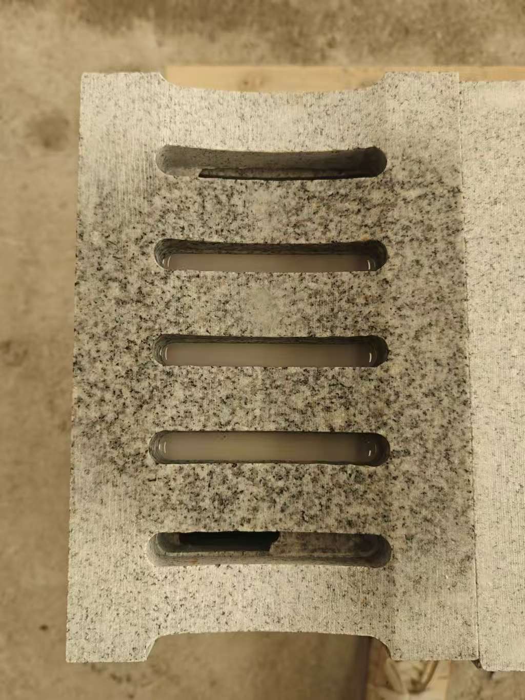 安庆 芝麻白拉丝面花岗岩U型开槽排水槽